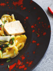 Makaron udon z tofu i sosem mango